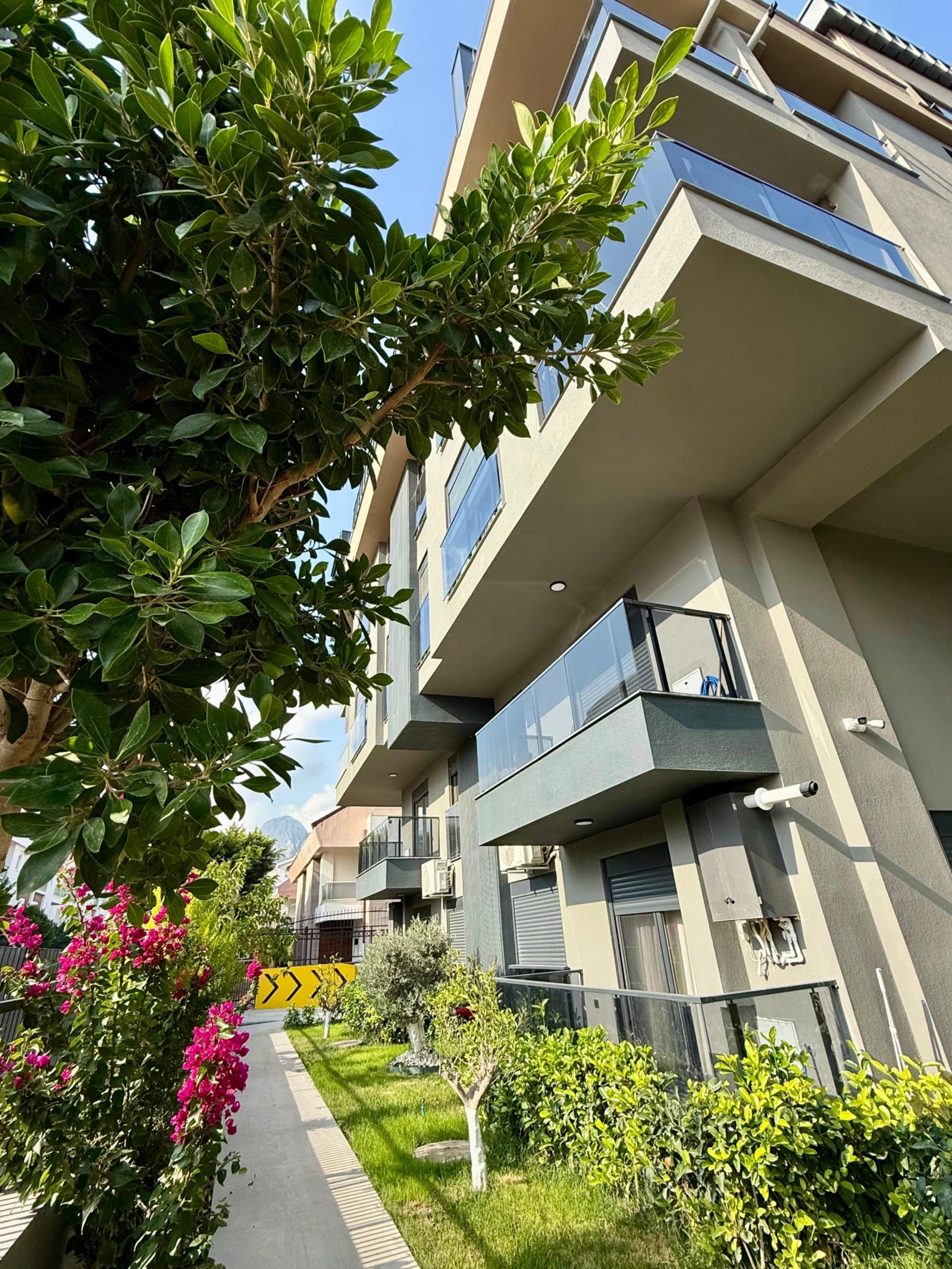 Konyaaltı'nda Havuzlu Modern Sitede 1+1 Satılık Daire